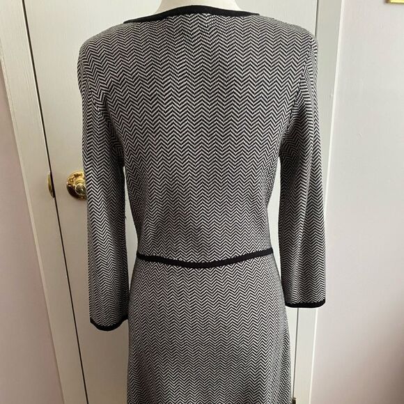 Nine West V-Neck Sweater Dress M | Chevron + Houndstooth | Chic Monochrome Knit - Picture 4 of 9